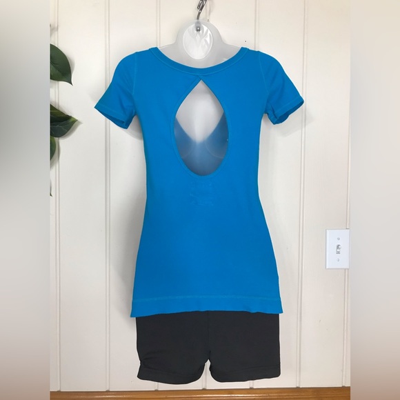 Hollister V-neck Blouse Large Open Back shape Teardrop or Oval
XS 0 - 2 Small - Picture 10 of 15